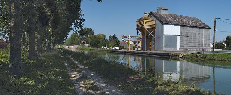 Silo avec système de déchargement lié au canal.