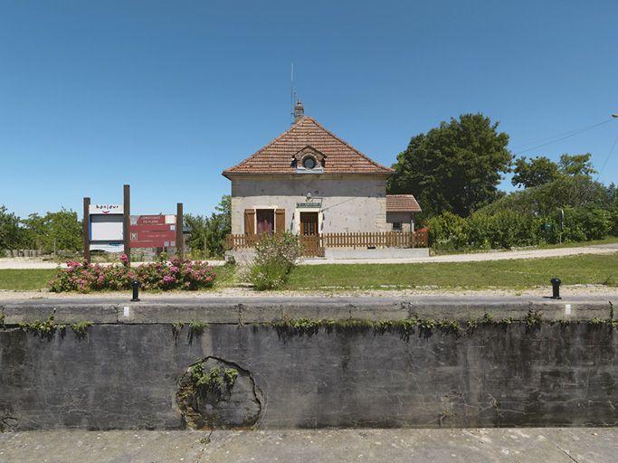 Maison éclusière vue de face.