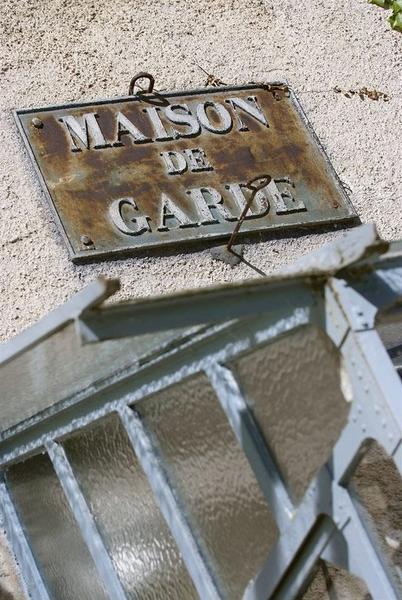 Détail de la plaque au-dessus de la porte d'entrée.