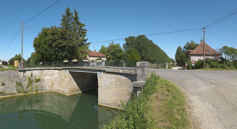 Pont routier sur l'écluse 69 du versant Saône (canal de Bourgogne)
