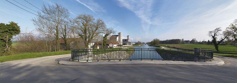 Silos et château de Longecourt vus du pont sur écluse.