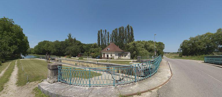 Vue d'ensemble du site d'écluse avec pont, pris d'aval.