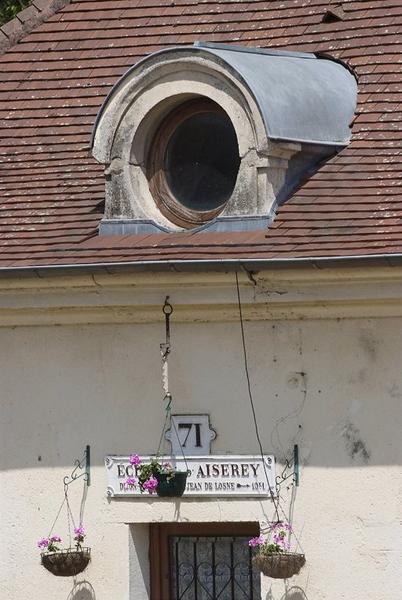 Détail de la lucarne en façade de la maison éclusière.