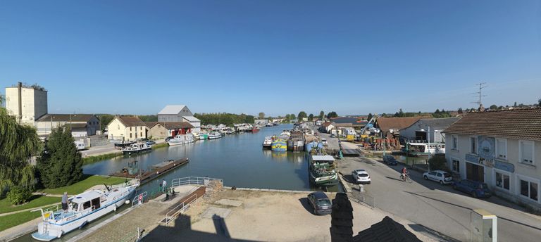 Vue d'ensemble du port prise d'aval.