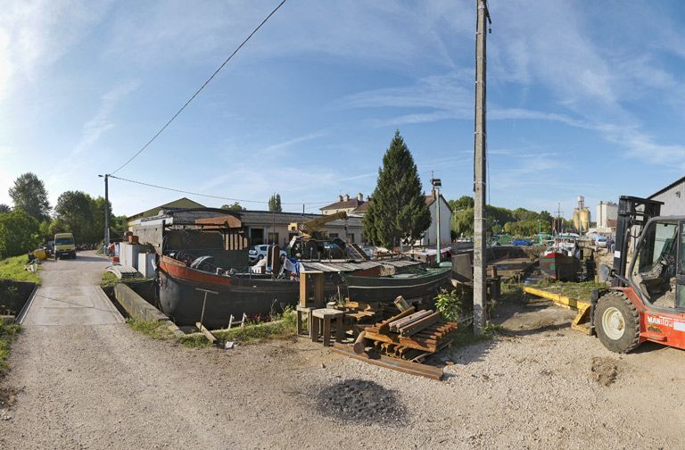 Détail du port : les cales pour réparer ou déchirer les bateaux.