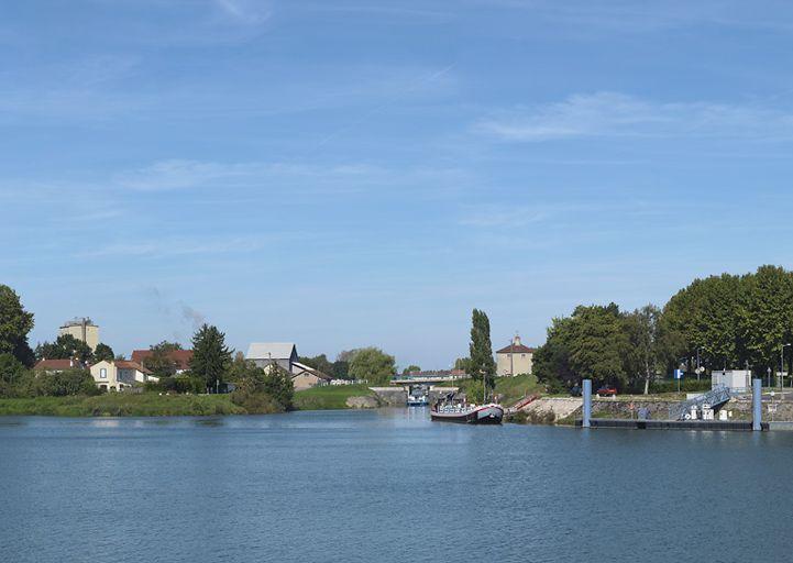 Débouché du canal dans la Saône : à l'arrière-plan, on aperçoit le pont sur l'écluse 76.