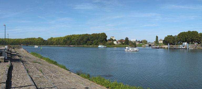 La Saône. A l'arrière-plan, l'arrivée du canal.