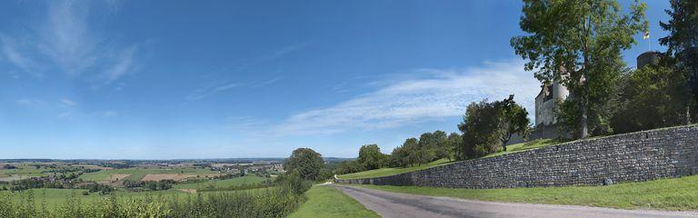 Le canal vu de la colline de Châteauneuf-en-Auxois. A gauche, le canal, à droite, le château.