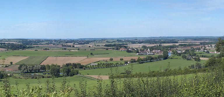 Le canal vu de la colline de Châteauneuf-en-Auxois. Le village de Vandenesse-en-Auxois se trouve à droite. De droite à gauche : sites d'écluse 08, 09 et 10 S.