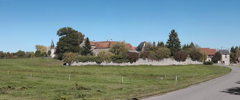 Vue d'ensemble du château, depuis le village.