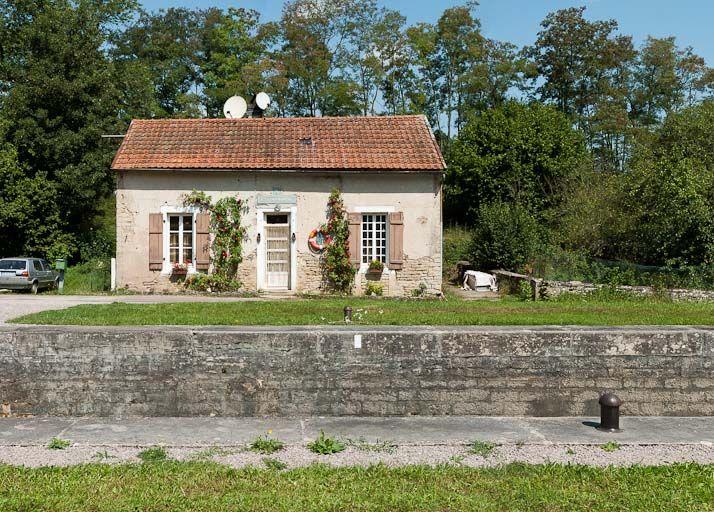 Vue de face de la maison éclusière.