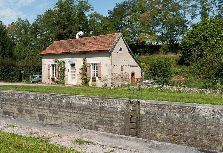 Vue de 3/4 de la maison éclusière.