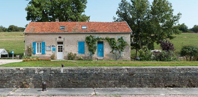 Vue de face de la maison éclusière.