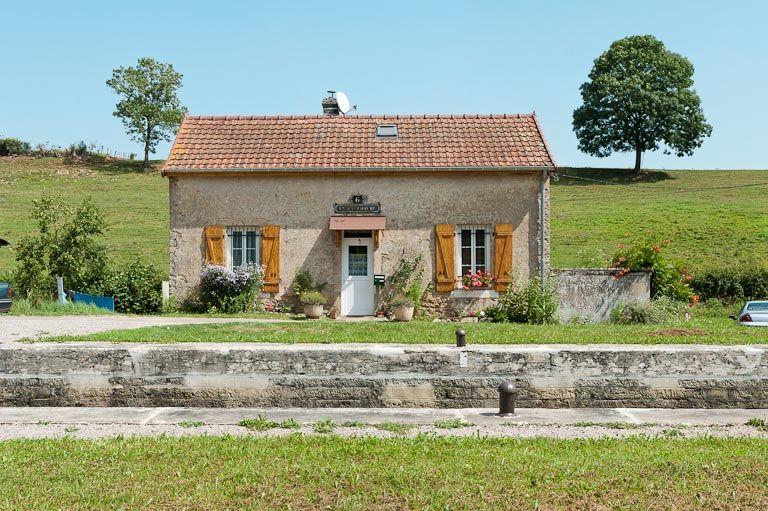Vue de face de la maison éclusière.