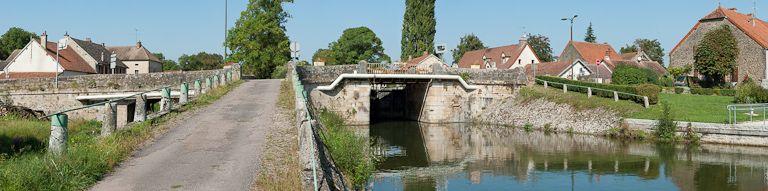 Vue du pont sur écluse prolongé à gauche sur la Vandenesse.