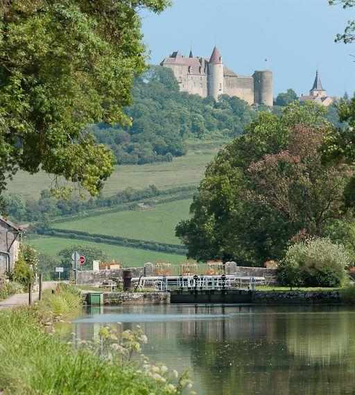 Vue du château de Châteauneuf depuis le bief 08 du versant Saône.