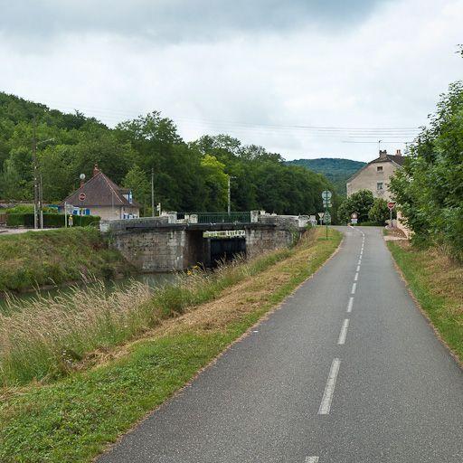 Pont routier sur l'écluse 38 du versant Saône (canal de Bourgogne)