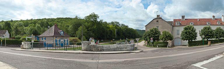 Vue du site d'écluse à gauche et de l'ancien relais de poste à droite.