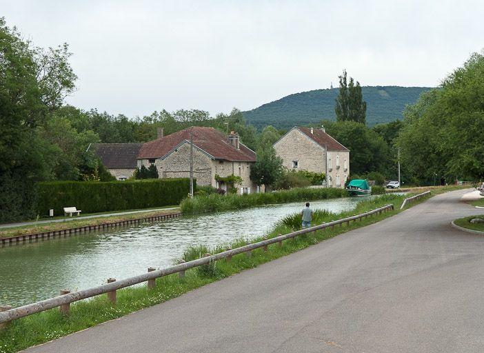 Vue des anciens moulins situés sur la rive gauche du canal.