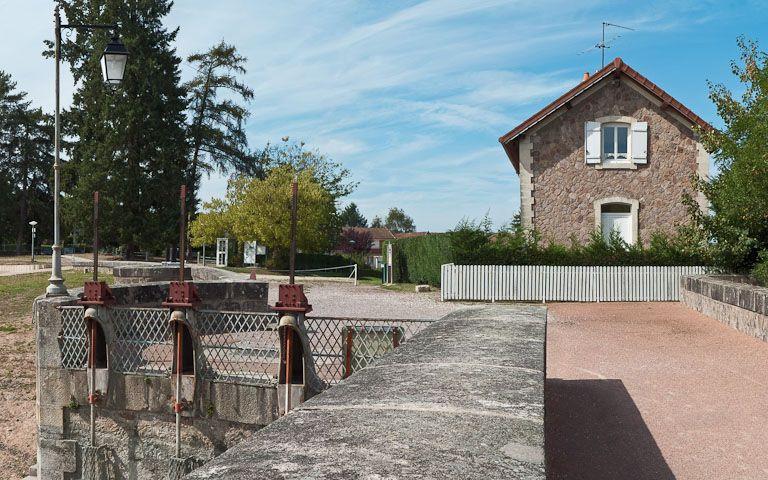 Vue des vannes de la tour de prise d'eau et de la maison de garde.