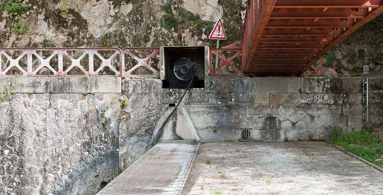 Vue du premier tablier mobile et de la passerelle située au-dessus du déversoir.