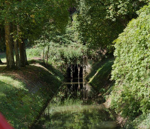 Vue du départ de la rigole d'alimentation en aval du barrage de Pont.