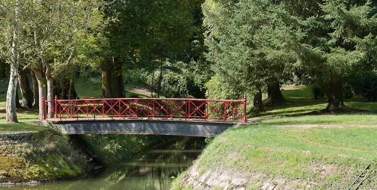 Vue d'un pont sur rigole.