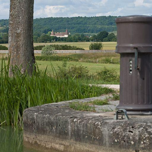 Vue du château de Chailly depuis le site d'écluse 08 du versant Yonne.