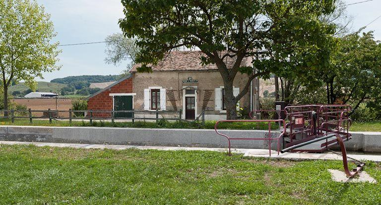Vue de face de la maison éclusière.