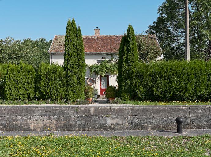 Vue de face de la maison éclusière.