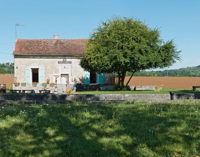 Vue de face de la maison éclusière.