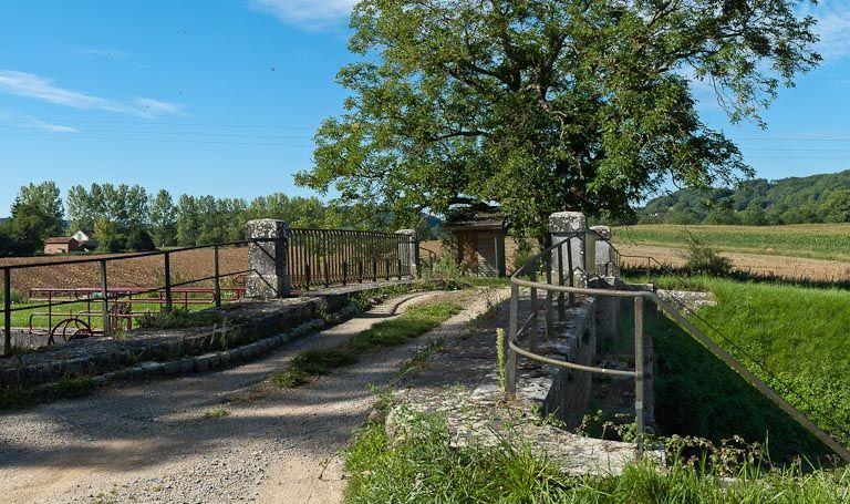 Pont routier sur l'écluse 35 du versant Yonne (canal de Bourgogne)