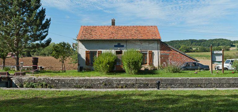 Vue de face de la maison éclusière.