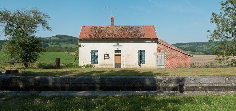 Vue de face de la maison éclusière.