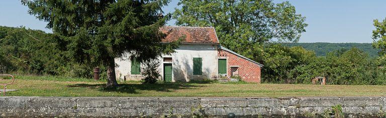 Vue de face de la maison éclusière.