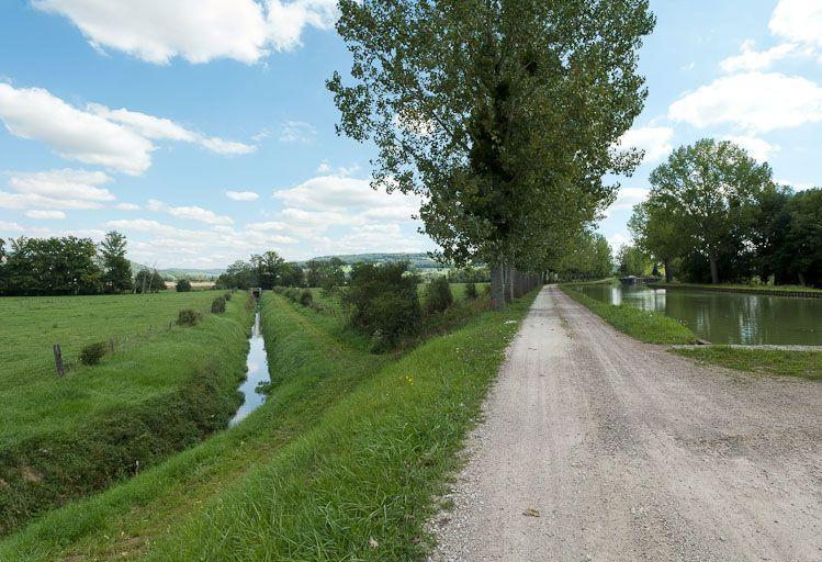 Vue du canal et d'une rigole de déversoir.