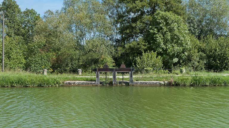 Vue de face du déversoir situé sur la rive droite.