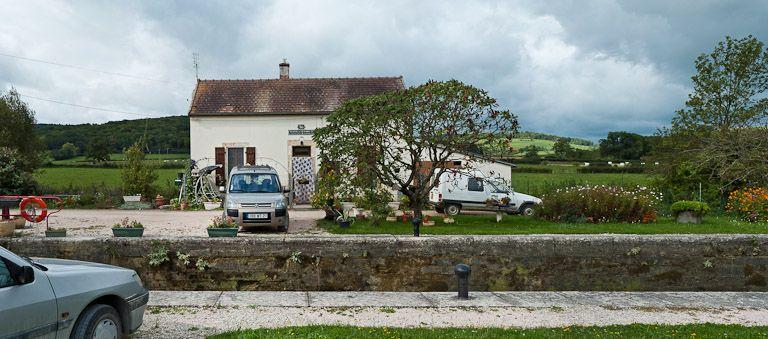 Vue de face de la maison éclusière.