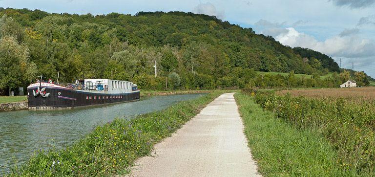 Chemin de halage, bateau.