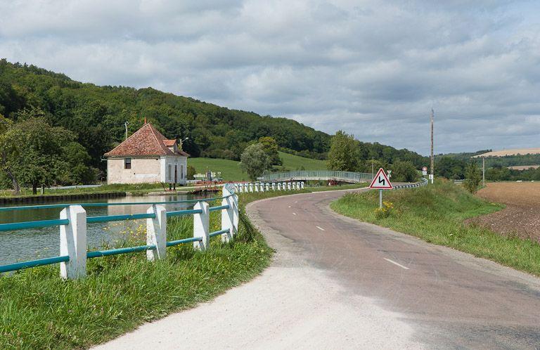 Vue du site d'écluse depuis la route.