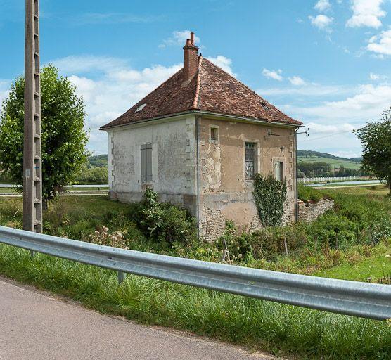 Vue de la différence des matériaux de la maison éclusière.