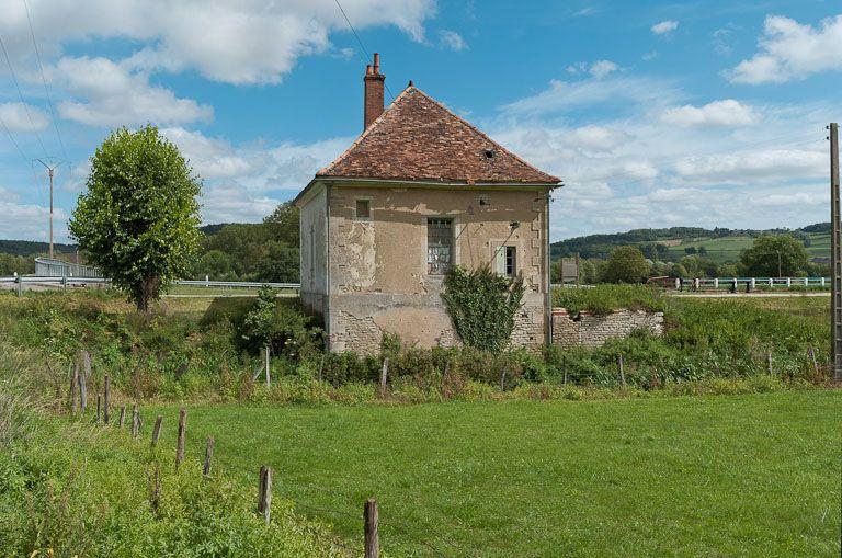 Vue de l'arrière de la maison éclusière.