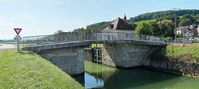 Pont routier sur l'écluse 61 du versant Yonne (canal de Bourgogne)