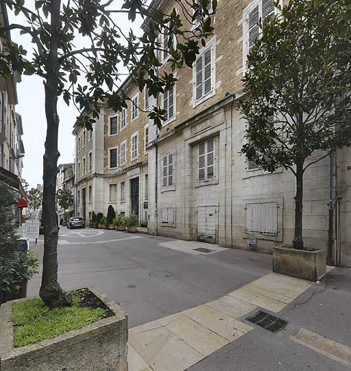 Vue de la façade principale rue Carnot.