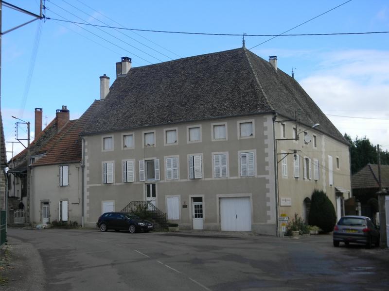 Façades sud et est de la maison à l'angle de la rue des Bayards et de la route de Nolay.