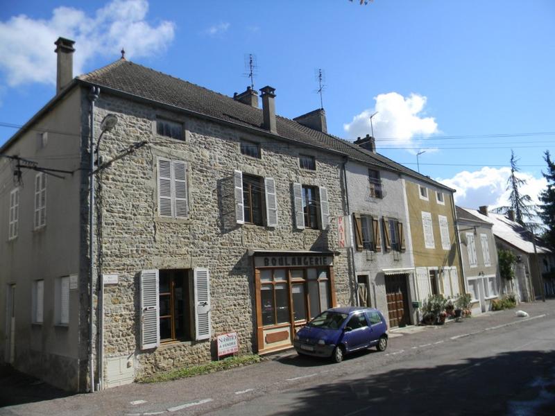 Façade sud des maisons au nord de la place des Platanes.