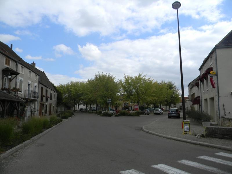 Vue vers l'est (place Montfort).