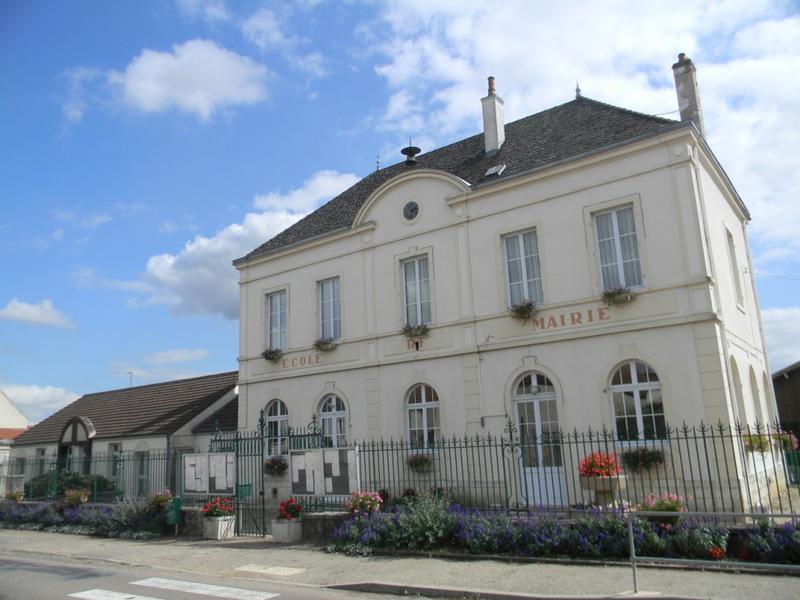 Façade nord-ouest de la mairie.