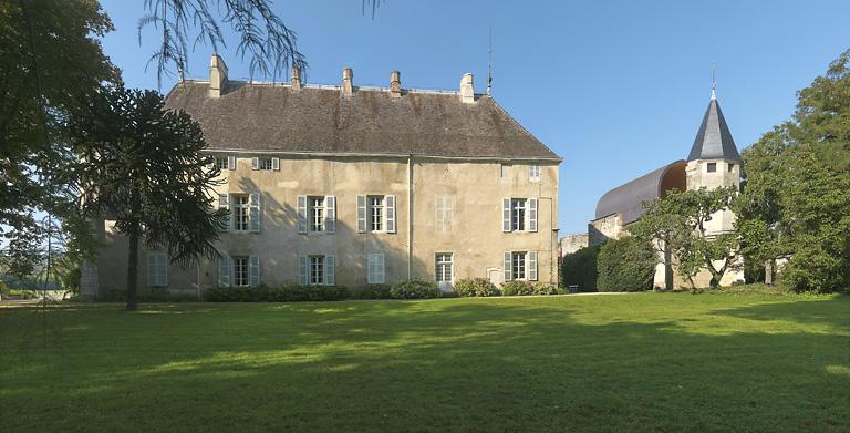 Vue d'ensemble de l'aile principale du château. A droite la chapelle ducale.