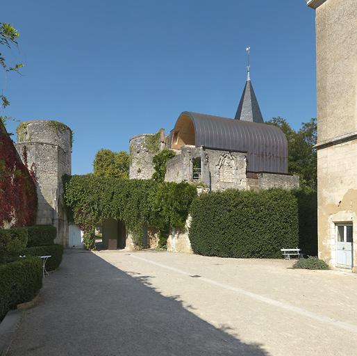 Vue de la chapelle ducale et du châtelet d'entrée depuis la cour du château.